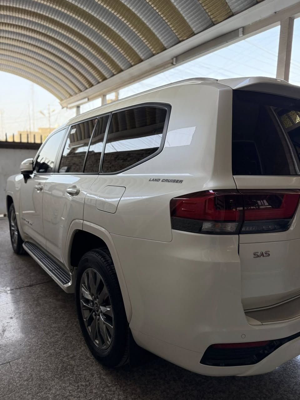 السلام عليكم للبيع لاندكروزر 2023 ساز اصلي رقم سليمانية ماشي 42 الف حقيقي مكينة 4000 تنفس طبيعي 

سيارة ساز اصلي تطبيق 3 شاشات حتى الإدامة مالتها كلها بالشركة سيارة كل عدتها موجودة السماعات وبصمات عدد اثنين  

سيارة بيها باج تضليل من المرور قبل أسبوع مسوينا وكذالك هزة جديدة 

سيارة مكفولة كفالة عامة من الصبغ الفتح البارد التبديل الخدوش حتى الدعاميات مكفولة من الفتح و الصبغ 

مواصفات السيارة 5 بصمات فتحة  صندوق خلفي كهرباء كشنات الامامية كهرباء كشنات جلد 7 راكب 3 قطع تبريد كشنات الامامية تدفئة كامرة خلفية مري قلاب حساسات امامية خلفية جانبية تشغيل عن بعد فوريل 3 شاشات اصل وباقي المواصفات المعروفة 

مكان السيارة بغداد 

رقم الهاتف ***********
