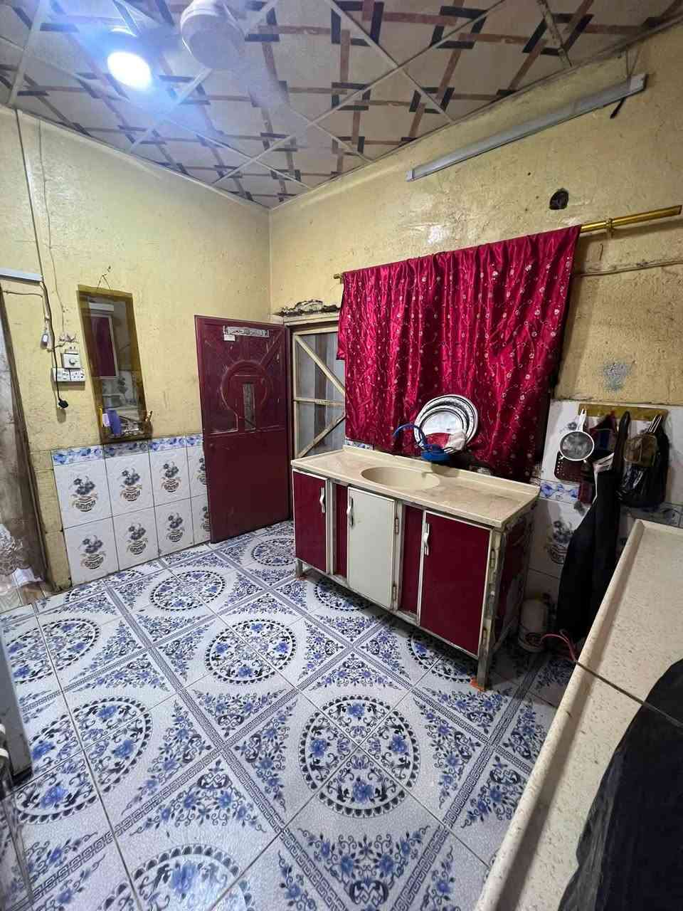 دار سكن للبيع
يحتوي على 2 غرف منام + هول+ مجمع صحيات داخليه + ديوان خارجي + صحيات خارجيه + كراج صغير + ترك ومنور +مطبخ
مساحه المنزل 140 متر 
نوع العقار بلديه 
علماً المنزل بالكامل سيراميك وسقف ثانوي 
نوع السقف كونكريت مسلح 
المنزل ركن على شارعين 
قريب جدا من الشارع العام 
يتوفر ثلاث خطوط ماء مستمر بشكل يومي دون انقطاع
يتوفر خطين كهرباء وطنيه 
يتوفر كهرباء أمبيرات 
المنطقه تحتوي على جميع الخدمات ماء وكهرباء ومستوصف صحي ومدارس ابتدائيه 
الجيران ذهب صافي 
العنوان البصره الزبير قرب السيطره البحريه دور الدواجن 
علماً المنطقه اصوليه بيوت موضفين طابو والمنزل محاذي للبيوت الطابو 
السعر المطلوب 42 وبي مجال ان شاء الله علماً ماشين بمعامله التطويب 
للاستفسار التواصل خاص او على الرقم التالي /
*********** ابو محمد
