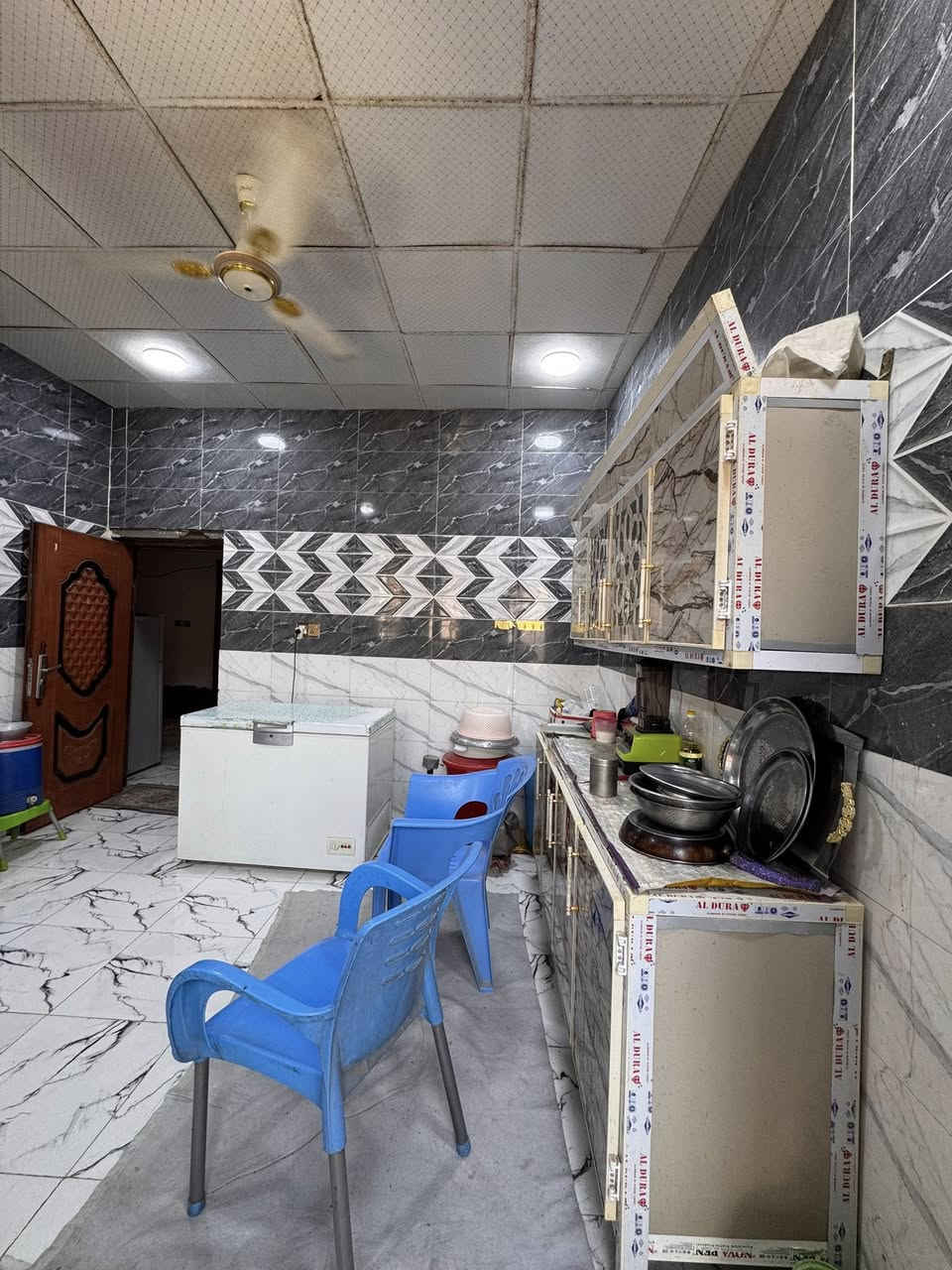 للبيع
منزل 🏠 بناء حديث مساحة "175م" ، طابقين .. الطابق الاول يحتوي على غرفتين + صاله + مطبخ + استقبال ، بالاضافه الى الطابق الثاني ،

موقع المنزل : منطقه الصخين " جامعة ذي قار " قرب الجسر الحولي ، او جسر الجامعة الجديد ..

السعر // ١٠٠ 

الاستفسار اكثر اتصال على رقم // ‭***********‬
