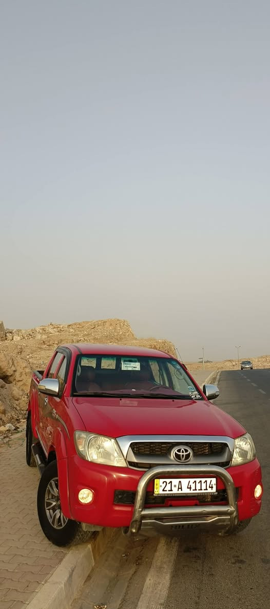🚗 تويوتا هايلوكس (TOYOTA HILUX) موديل 2009 للبيع 🚗
​السيارة بحالة ممتازة جداً وجاهزة للاستخدام فوراً، ومكفولة من كل النواحي. المواصفات والتفاصيل أدناه:
🚗​الموديل: 2009
🚗​الوضع القانوني: كلين تايتل (Clean Title)، سيارة نظيفة جداً وبدون أي حوادث.
🔴​الصبغ: مكفولة من الصبغ (بدون صبغ).
🔵​المحرك والـقير: مكفولين بشرط الفحص کیر اوتوماتیك (كير ومحرك نظيف جداً). 
🔷​التبريد: تبريد ثلج ومكفول 100%.
​الأوراق والتحويل: سیارة رقم سلیمانیة  الغرامات والتحويل بشرط وجاهزة للتحويل المباشر باسم المشتري.
🔶 سیارة عدها دفتر بانزین
🔷​المميزات الإضافية: دفع رباعي 4x4، محرك سعة 2.7 لتر، شاشة داخلية مع إضاءة ليد (LED) داخلية مميزة باللون الأحمر، مع دعامية أمامية حديد لحماية السيارة.
​📍 الموقع: [كركوك]
📞 للتواصل والاستفسار: [ ***********-***********] أو المراسلة على الخاص. كركوك, العراق
