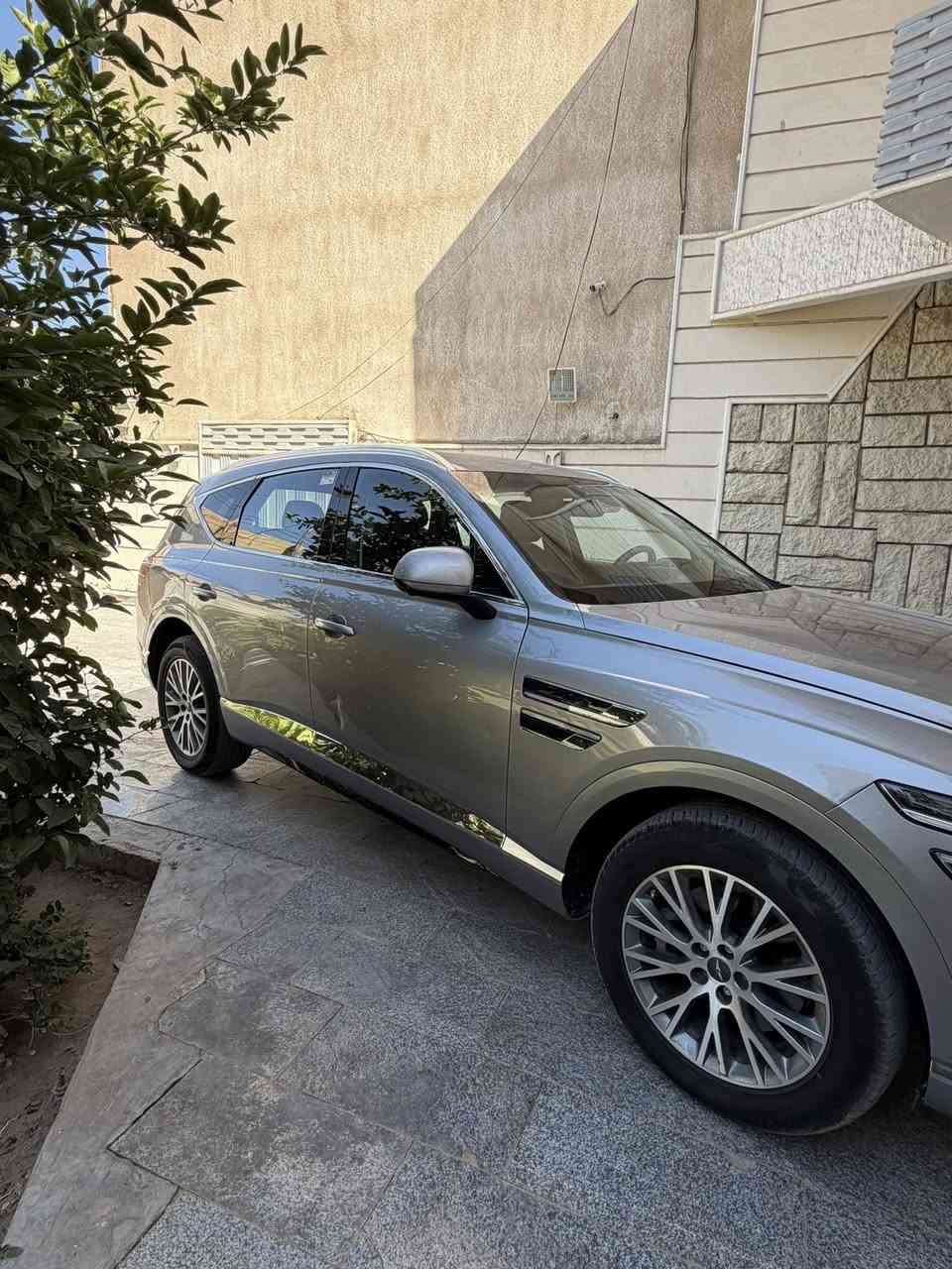 السلام عليكم للبيع جنسس GV80 موديل 2024 ماشية 11 الف فقط الحادث موضح بلصور بدون شواصي فقط بدي  السيارة موجودة في كربلاء  الاتصال ***********
