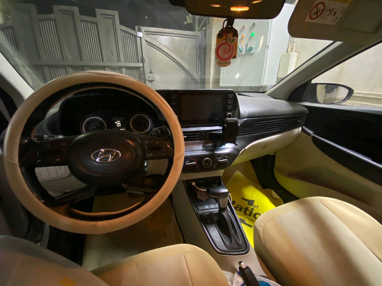  النوع والموديل: هونداي i20 أوتوماتيك
📌 سنة الصنع: 2023 (رقم بغداد)
📌 اللون: فضي
📌 سعة المحرك: 1300 سي سي، 3 سلندر
📌 الكيلومترات: 60,000 كم
	•	كاميرا أمامية وخلفية + حساسات رجوع
	•	شاشة لمس مع بلوتوث و USB
	•	مثبت سرعة
	•	تكييف أمامي ممتاز جدًا حتى في ساعات الصيف الحارة
	•	مقاعد قماش مريحة
	•	تايرات جديدة + ويل كب حديث
	•	دوشمة جديدة
📌 الحالة العامة:
	•	السيارة نظيفة داخليًا وخارجيًا
	•	بدون حوادث، فقط شخوط 
	•	سنوية جديدة
📍موقع السيارة: بغداد
***********
***********