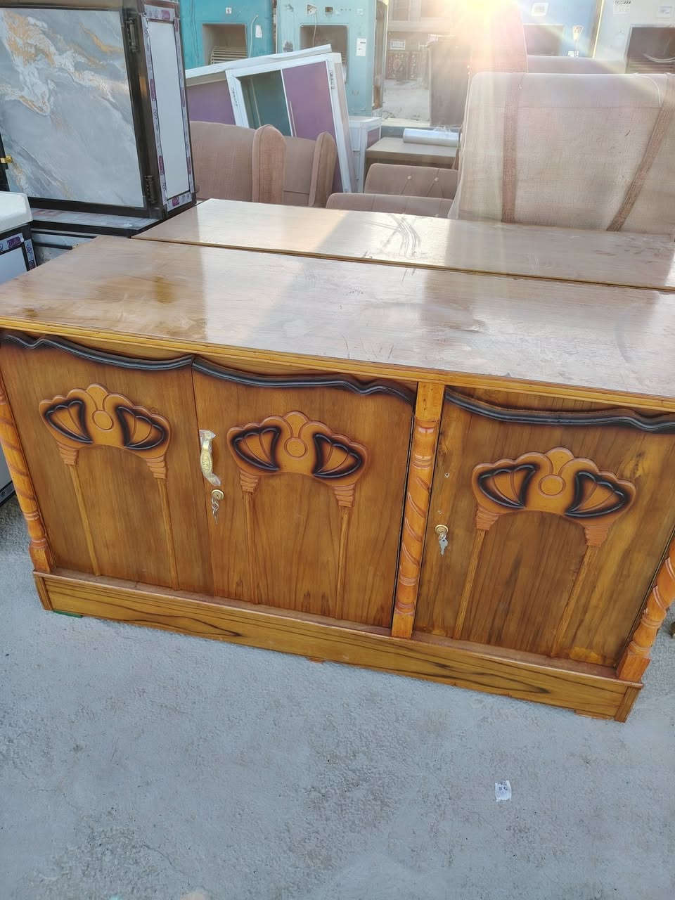 لبيع وشراء الأثاث المستعمل والجديد ومراوس كاطون مدخل الرازي شارع السايدين قرب المجسر مقابيل الملعب نشتري كافت الأثاث المنزلي ولمكتبي وغرف نوم تركي صاج عراقي للاستفسار هاتف وتس اب ***********
