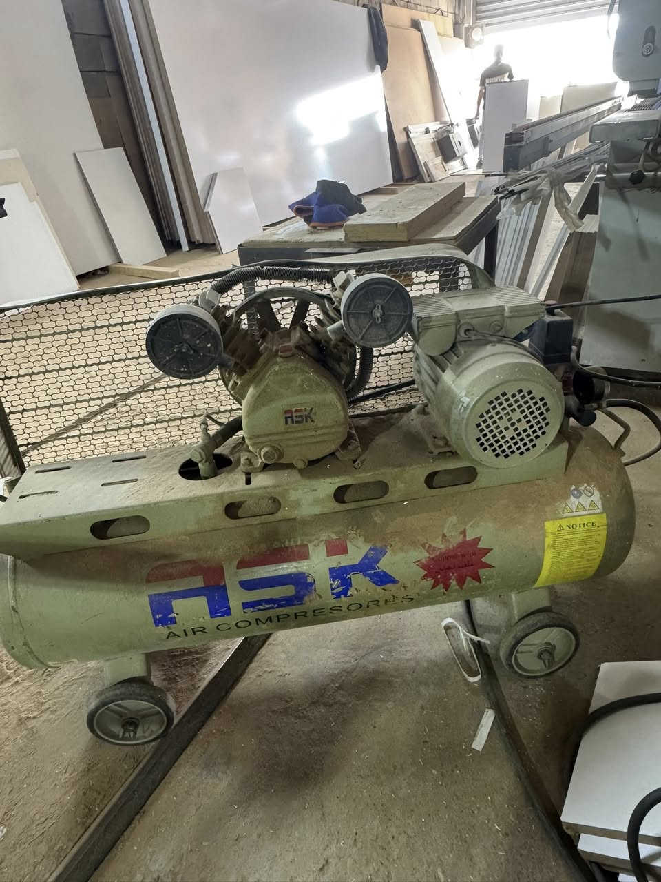 سلام عليكم  تاروسه هوه ملف نحاس ماطور بلادي دبل بستم  100L السعر 225 وبيه مجال نضافه 99/التصال ***********
