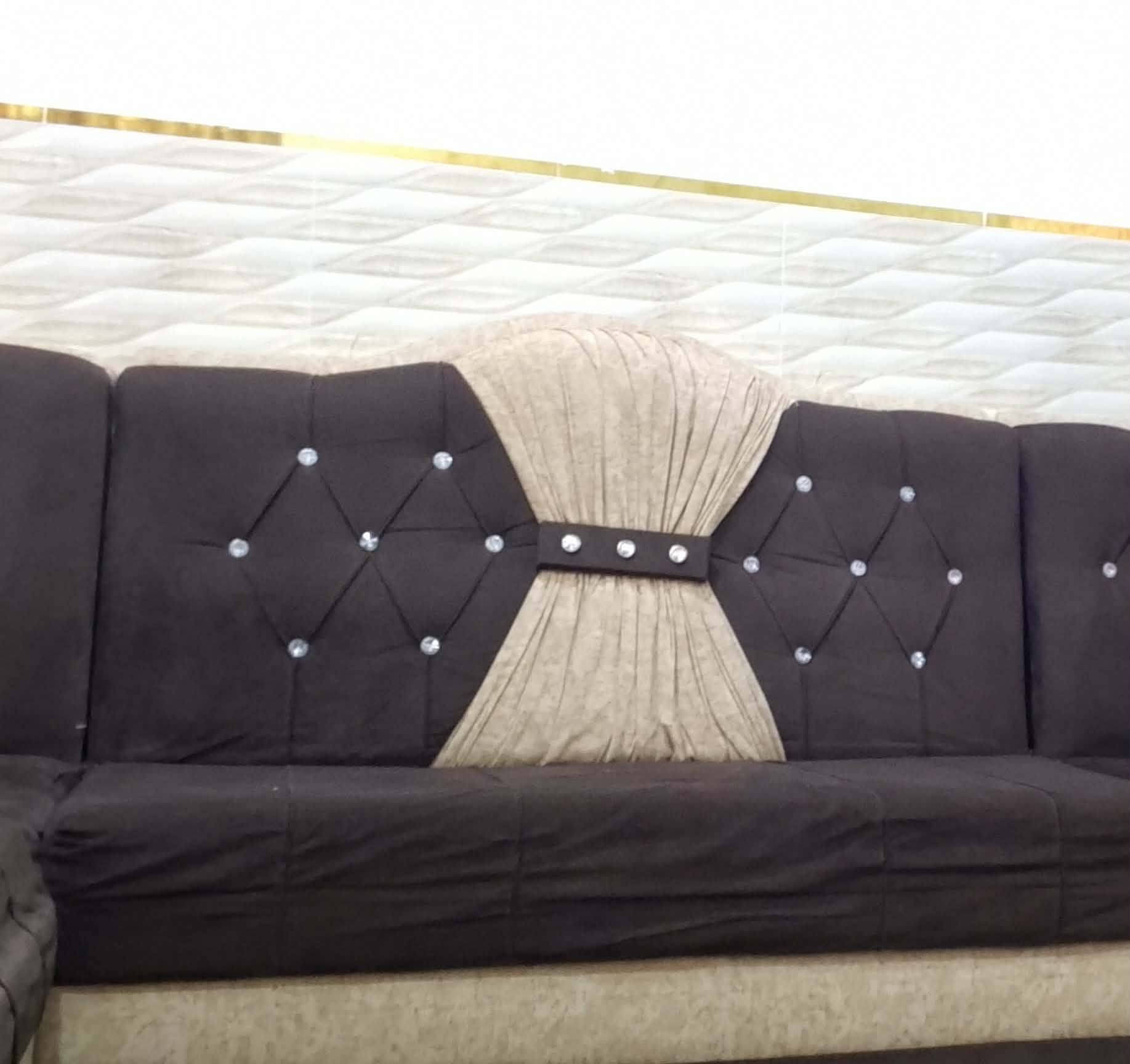 ديوان للبيع جديد مابيها اصرار 7امتار  ***********
