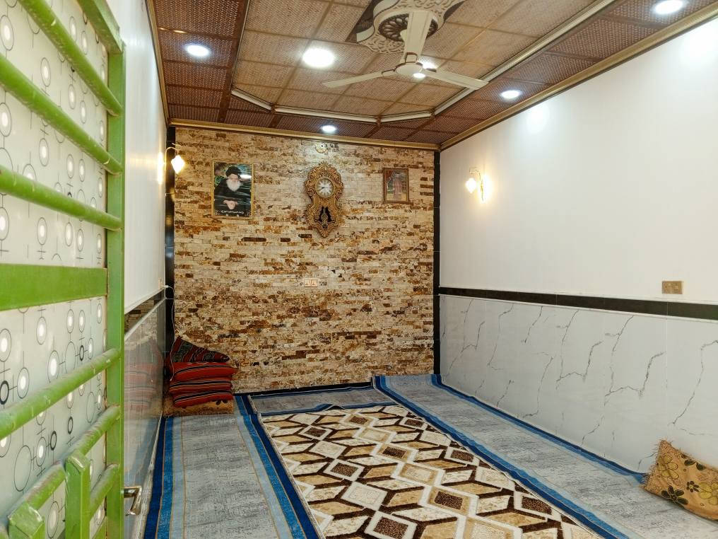 السلام عليكم بيت للبيع مساحه 240م يتكون من
ثلاث غرف منام
موزع 
صاله
مطبخ 
ديوانيه 
طارمه 
البيت بناء حديث 2025 نوع العقار طابو زراعي عراقي سند 25
موقع البيت الحولي مقابل الألف دار قرب مقاطعه 14 
سعر الدار 80 وقابل للتفاوض بناء الدار حديث 
للاستفسار الاتصال ***********
