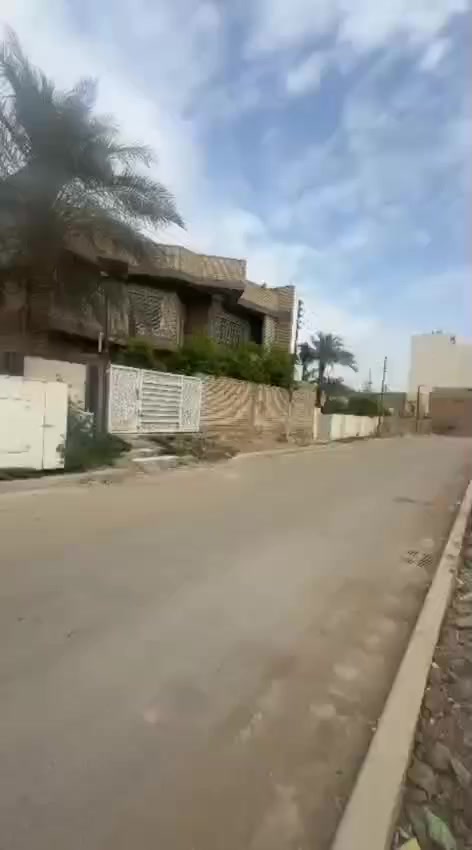 🏡 دار حديثة للبيع – بناء 2021
📍 الموقع: الحلة – حي الأساتذة الأولى
✨ فرصة مميزة للسكن الراقي وبموقع مفتوح وهادئ
🔹 المساحة: 300 متر
🔹 الواجهة: 15 متر
🔹 عرض الشارع: 10 متر او أكثر
🔹 الدار مطلّة على ساحة 
📐 تصميم عصري وتشطيبات هندسية مرتبة
🏗️ بناء حديث ونظيف جداً
🌿 منطقة مخدومة بالكامل
💧 الخدمات متوفرة:
✔️ ماء
✔️ كهرباء
✔️ مجاري
📍 قريب من:
🔸 مستشفى الكرعاوي
🔸 جامع المحسن
🔸 مدرسة حوران
💎 موقع ممتاز للسكن أو الاستثمار
📞 للاستفسار والاتصال:
📱 ***********
📱 ***********
🏢 مكتب الإعمار للعقارات
📍 الحلة – شارع 60 مجاور مدينة حمورابي السياحية
