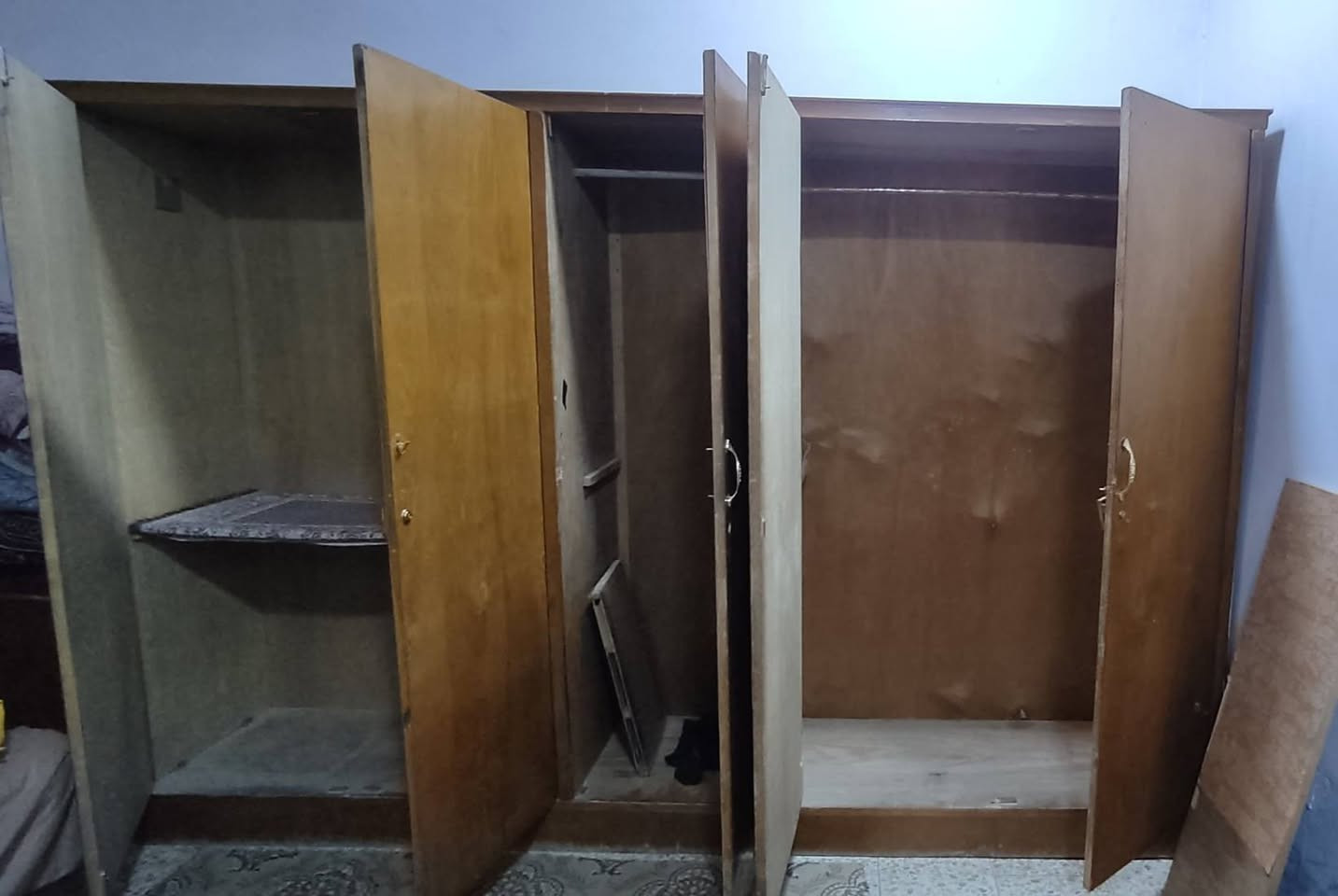 السلام عليكم كنتور للبيع كما موضح بالصورة، بي ارضة بس ما حافرة شي من كنتور مجرد بيت طين و حتى ارضة ماهي يعني خشب زين لا محفور ولا متفتت .شعدك سعر حط
المكان / شارع المطار صورة علكم ال شبل


**إذا كنت صاحب هذا الإعلان وتريد حذفه لأي سبب، رجاءا أرسل رسالة إلى الدعم الفني**