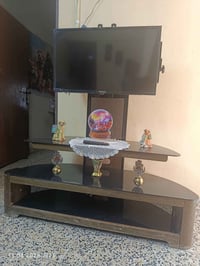 تلفزيون نوعيه وادي حجم 32 نضافه 95/100 مع ميز تلفزيون ستاند متحرك السع...