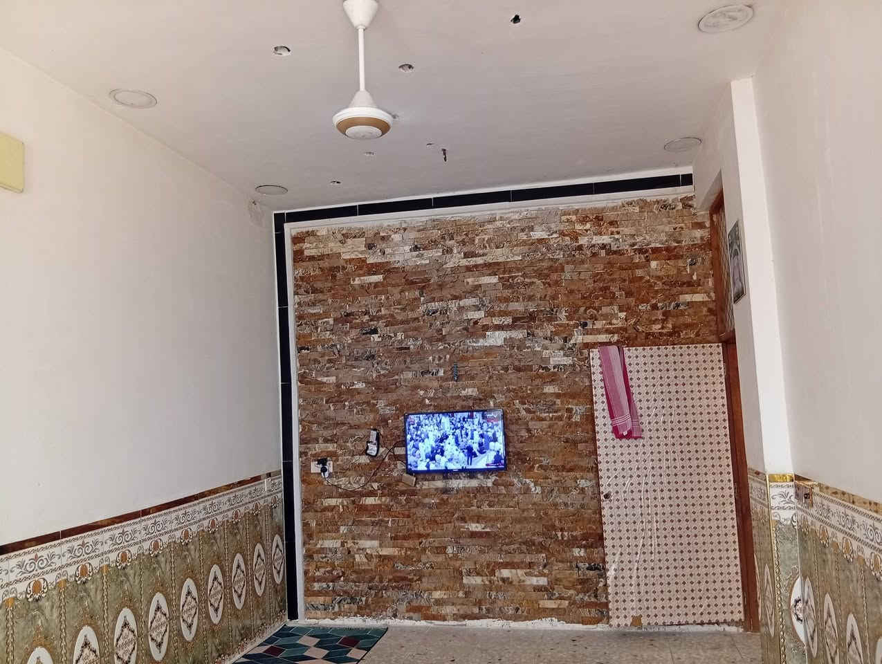 السلام عليكم دار للبيع مساحه 100 بناء حديث طابقين لطابق لثاني عوزة لبخ مكاني الكمالية حي الأمل متوفرة كافه الخدمات ماء مجاري كهرباء تبليط للاستفسار هـ ***********
