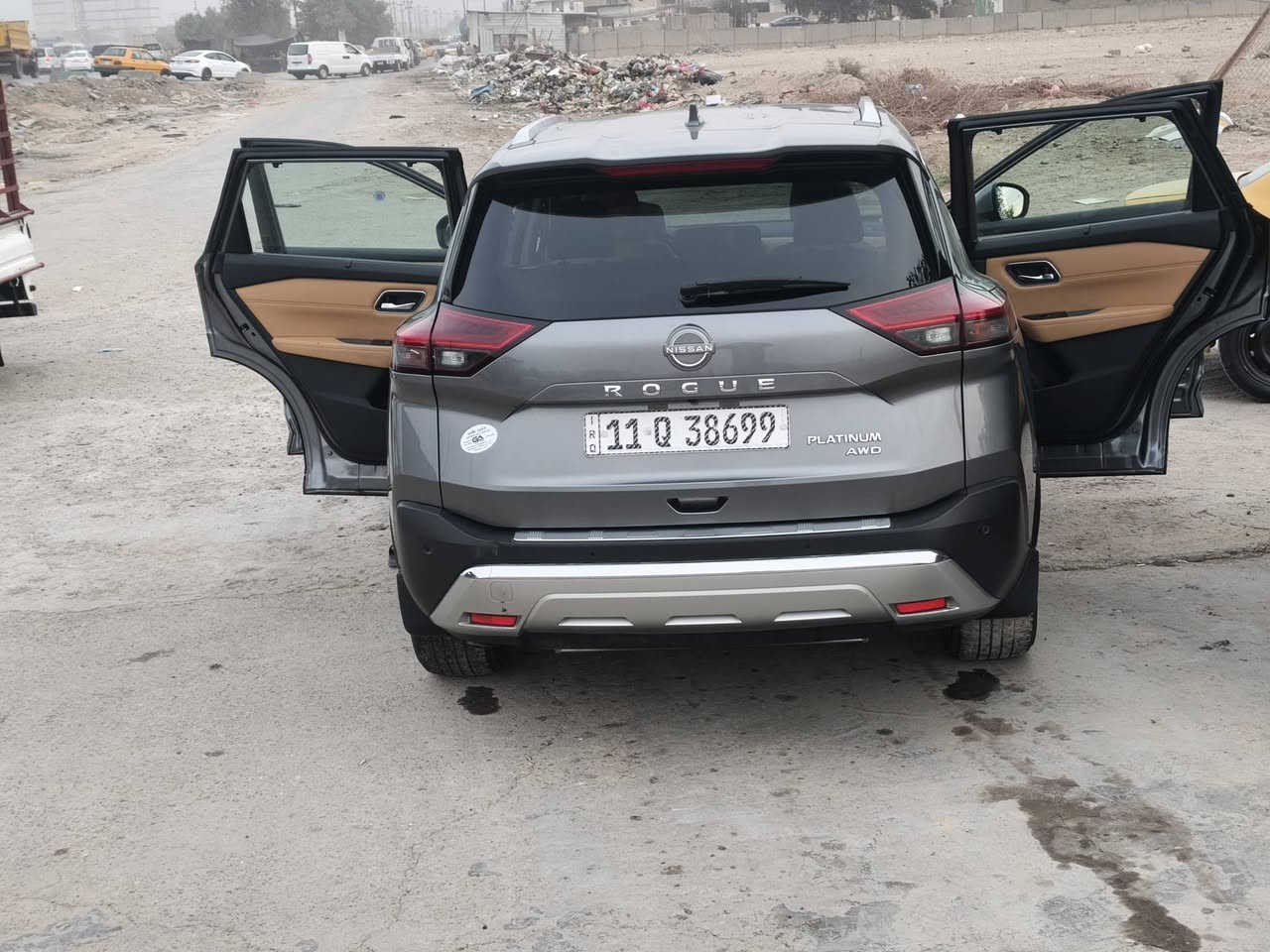 بمواصفات وسعر سيارة نيسان روج 2023 بلاتينيوم.  
    
  ## مواصفات السيارة:  
    
     الموديل: نيسان روج 3بستم /2023 بلاتينيوم.  
     الفئة: أعلى فئة، ماشية 15 
     المواصفات:  
       خمس كاميرات.  
       شحن هاتف لاسلكي.  
       بردات بل (قد تشير إلى ستائر أو نظام تبريد).  
       فتحة سقف بانوراما.  
       إضاءة داخلية محيطية (دجت البيبان).  
       مقاعد أمامية كهربائية.  
       دفع رباعي.
  ## السعر:  
     السعر المذ(148) مكان السياره بغداد
***********
