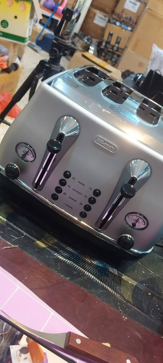 محمصة خبز من نوع De'Longhi Icona Vintage ذات 4 فتحات باللون الفضي.تتميز بتصميم ريترو (عتيق) من الخمسينيات مع تفاصيل مطلية بالكروم.تحتوي على أدوات تحكم إلكترونية منفصلة لكل جانب، تتيح وظائف إعادة التسخين، وإذابة الجليد، وإلغاء التشغيل.تتضمن 6 مستويات مختلفة للتحكم في درجة التحميص وصينية قابلة للإزالة لتنظيف الفتات.قوة التحميص تصل إلى 1800 واط وتأتي مع أقدام غير قابلة للانزلاق لضمان الثبات.


**إذا كنت صاحب هذا الإعلان وتريد حذفه لأي سبب، رجاءا أرسل رسالة إلى الدعم الفني**