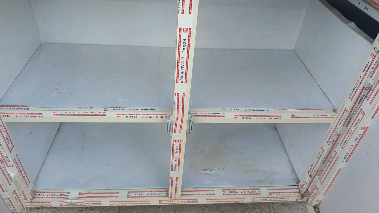 كاونتر للبيع السعر 225 وبي مجال المكان حي العروبة اتصال على رقم ***********
