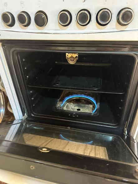 سلام عليكم متاح طباخ 4 عيون شغال كامل مع ثلاجه نظيفه اي عيب ما بيها سعرهم 160 والشراي يخابر ***********
