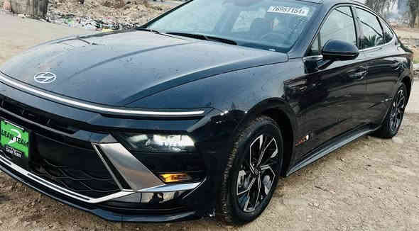 سوناتا موديل 24 مواصفات معروفه فول بدون فتحه
تترقم بغداد تريد مرقم او بدون رقم بكيفك
بعدها زيروووو  400ميل فقط 
قطعه وحده صبغ جاملوغ خلفي بدون حادث 
بدون دواخل  بدون ارباك
رقم 📞 ***********
