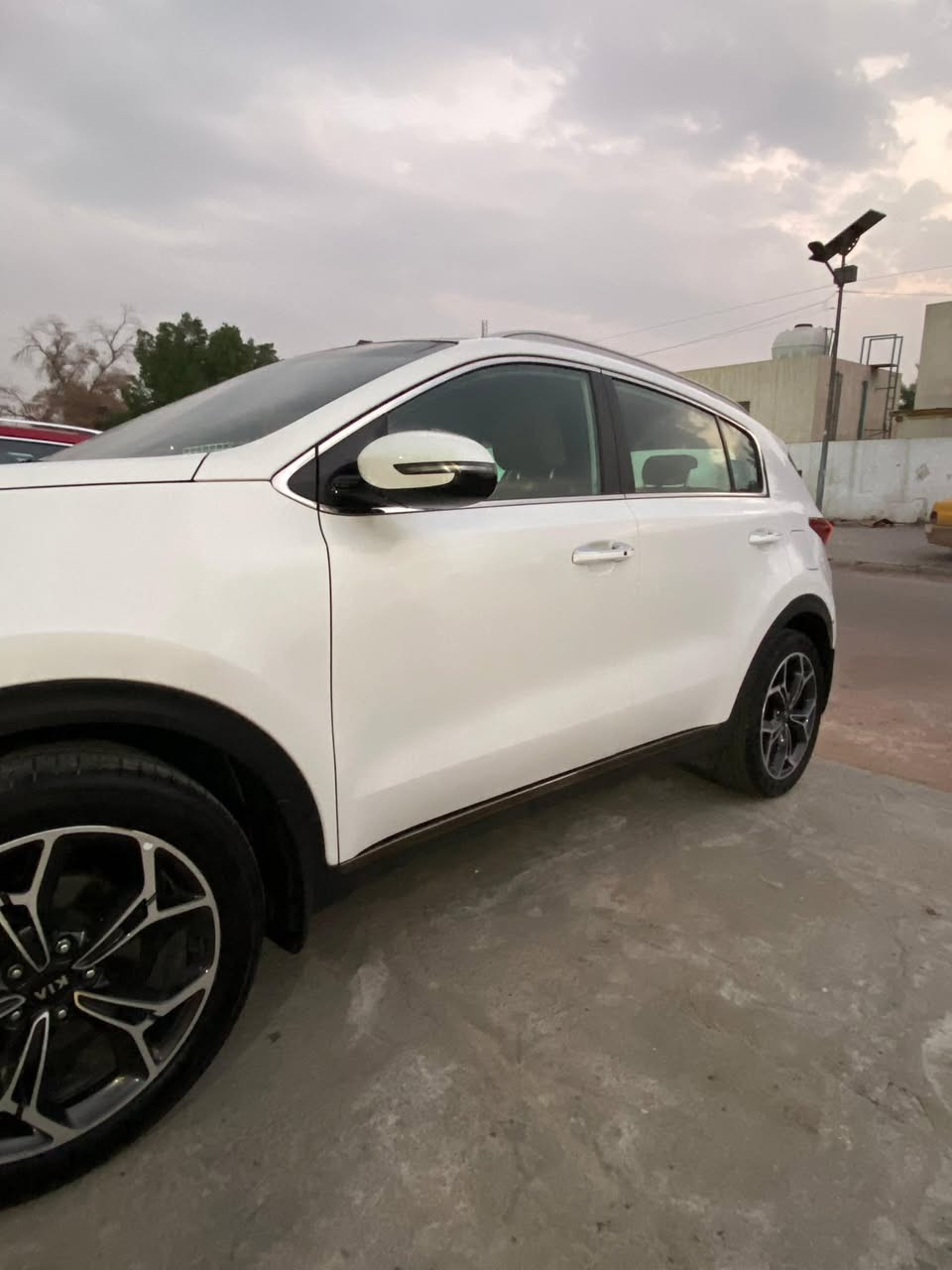 نظيف و فول و مكفول
سبورتج 2020 جيتي لاين خليجي
لون ابيض
فول مواصفات للاخير
بنوراما 
اوتو هولد
هاند بريك بصمه
مود درايف
حساسات امامي خلفي
شاشة بلادية مو تركيب
كامره خلفية بلادية
مناخين تبريد
محرك 2000 دوش كفالة
ماشية ٨٧ الف كيلو فقط حقيقي
لايت زينون
كشافات ضباب
و هواي مواصفات ميخلصن 
——————
موقعها بغداد/ جميلة
———
سعرها 225 ورقه و بيها مجال ان شاء الله
رقم هاتف 
0774 430 5500
