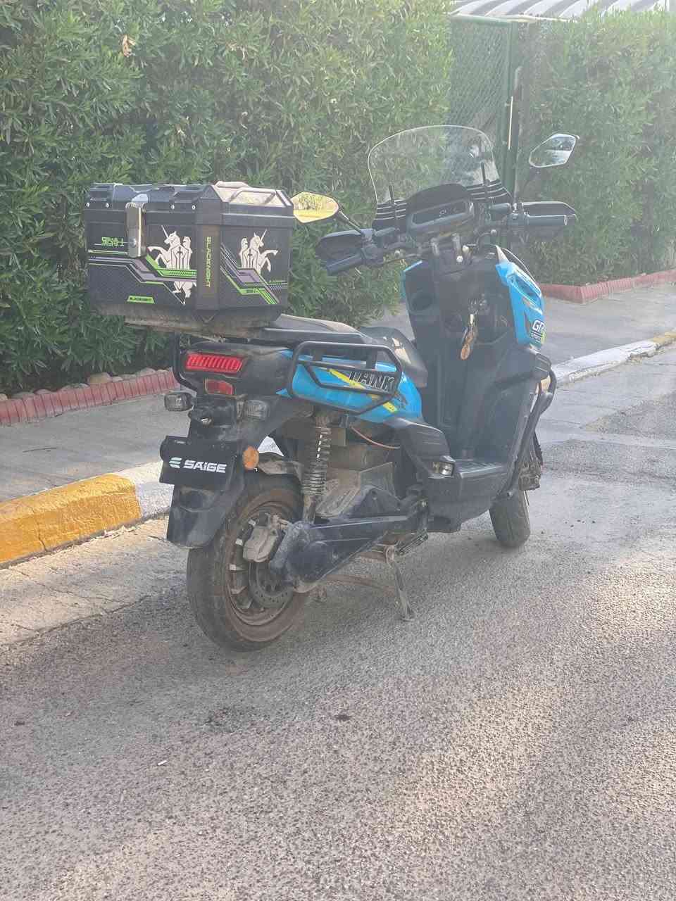 دراجه اباجي 2025
6 بطاريات مسطره ع الفحص 
تمشي 65 كيلو بالشحنه الوحده 
وياها صندوك كبير 
3 نمر سرعه 
سرعتها 90 حقيقي 
ملفها 3000 
سعر 875 
مكاني العلاوي 
رقمي ***********
