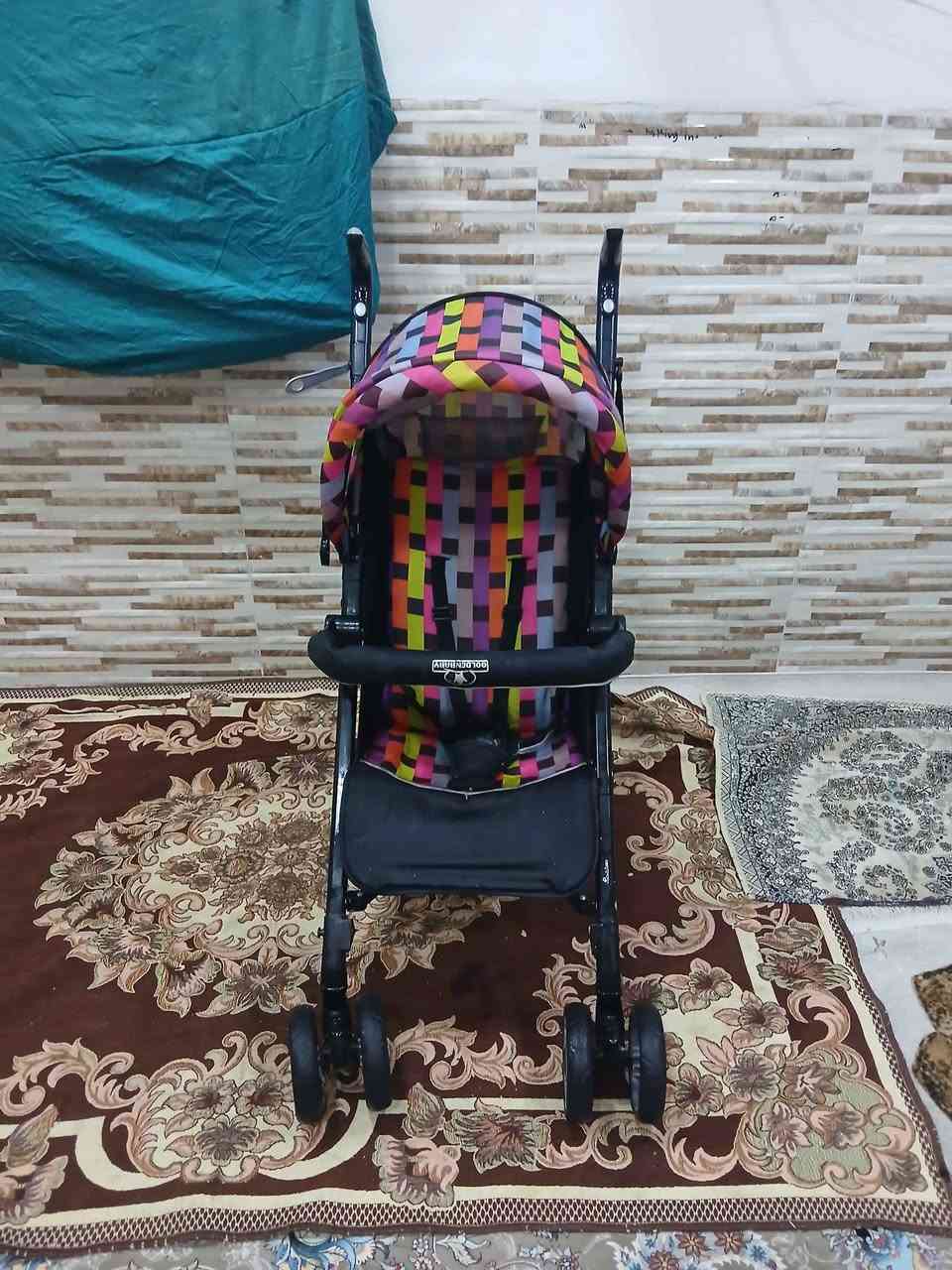 عارەبانەی مناڵ ئەوروپی حەجم گەورەو زۆر تۆکمە ، قایشی بەستنەوەی هەیە ، ژێری پێوەیە ، تایەو ئیستۆپی زۆر مەزبوتە ، کەپری تەواو دائەدرێتەوە ، کورسیەکەی تەواو تەختەکرێ بۆخەوتن ، دەسکەکەی بەرزو نزم ئەکرێ
سعریشی زۆر گونجاوە و قفڵی 30 هەزارە بێمعامەلە 
سلێمانی ، گەیاندن هەیە*********** السليمانية, العراق
