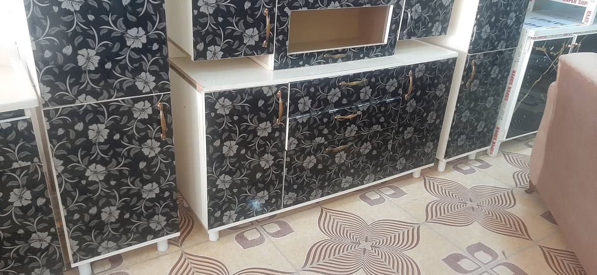 معرض العماد//كاونتر خشب مترين ونص 5 قطع مستخدم نضيف للأستفسار ***********//*********** كركوك, العراق
