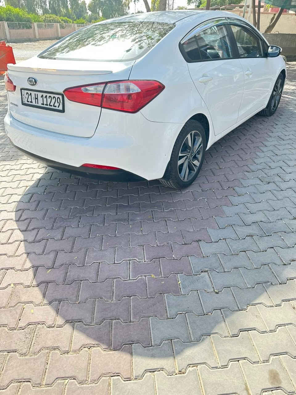 سلام عليكم كيا سيراتو موديل ٢٠١٤ بي تعديل باردخلف باب سكن وصبغ كلش قليل موضح بي صورة قبغ مفتوح فقط وبي شخط بسيط بل بنيد وبي طخة خفيف مامصلح جاملغ خلفي
ماشيه 170كيلو  سياره حلو مال بيت كير محرك حداده كله بشرط 
سعره 118ومجال 
سياره مكانه كركوك 
اتي مكلف بنشر فقط بيع 
***********
