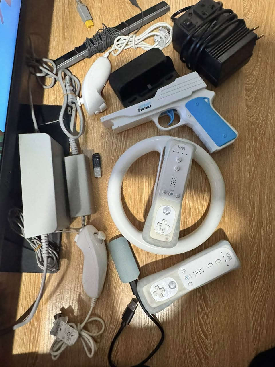 سلام عليكم متوفر Nintendo wii u 
                   (تفاصيل )
جهاز ريجن ياباني 
نضافه 95% 
مهكر يحتوي على تطبيق داخله جميع الالعاب 
‏game pad حاله ممتازه 
ذاكرة الجهاز الداخلية 32gb
مع ذواكر خارجية بسعه 320gb (هارد خارجي 256-فلاش 32-ميموري كارت + أدابتور SD32)
ساتند وشاحن اصلي لل game pad
الكهرباء  110 فولت  
محوله من110الى 220v 
ملحقات wii 
‏Nunchuk2 
‏Wiimote2
‏Wii Wheel(ستيرن)
مسدس 
سنسر 
السعر :160مع التوصيل قفل  رجاءً بدون عمله


**إذا كنت صاحب هذا الإعلان وتريد حذفه لأي سبب، رجاءا أرسل رسالة إلى الدعم الفني**