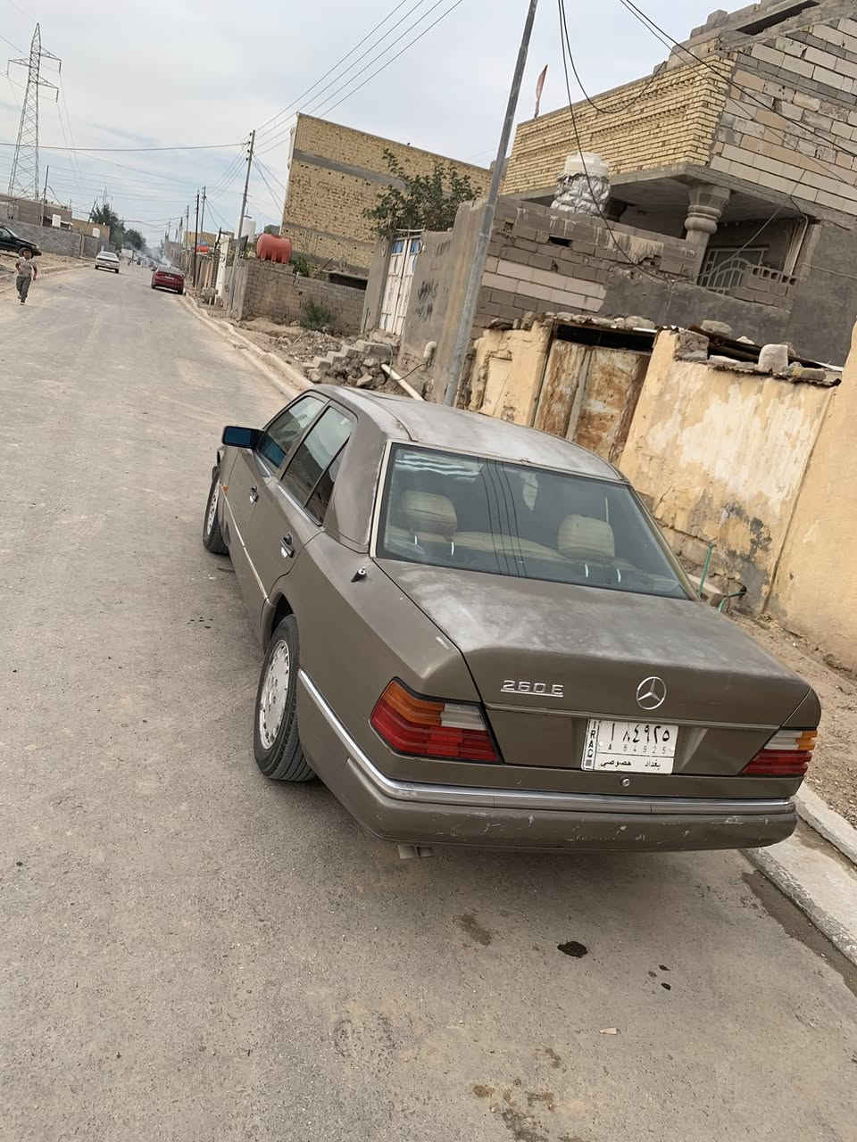 لسلام عليكم سياره مارسدس دب موديل 90 نضيفه ما ناقصها شي تبريد حداديه تخم تاير سنويه 28 فتحه سياره  لا معجون ولا صبغ بلادي عنوان بصره قرنه ***********

