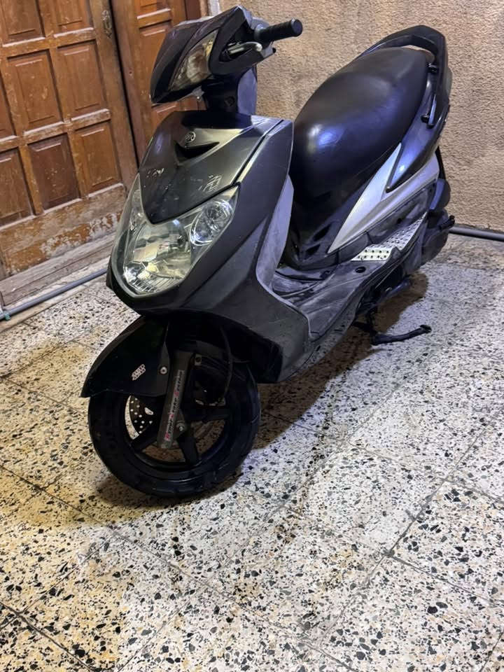 السلام عليكم شباب سكنس فحل نوزل المكينه مكفوله وناعمه وفول نضافه لكفرات 80‎%‎ مبيها كسور فقط شخوط 
دهن يورل لو موتل ماادير غيرهن بانزين محسن والدراجة خير من الله 
مكاني كراده سعرها 900 وبيها مجال 
***********
