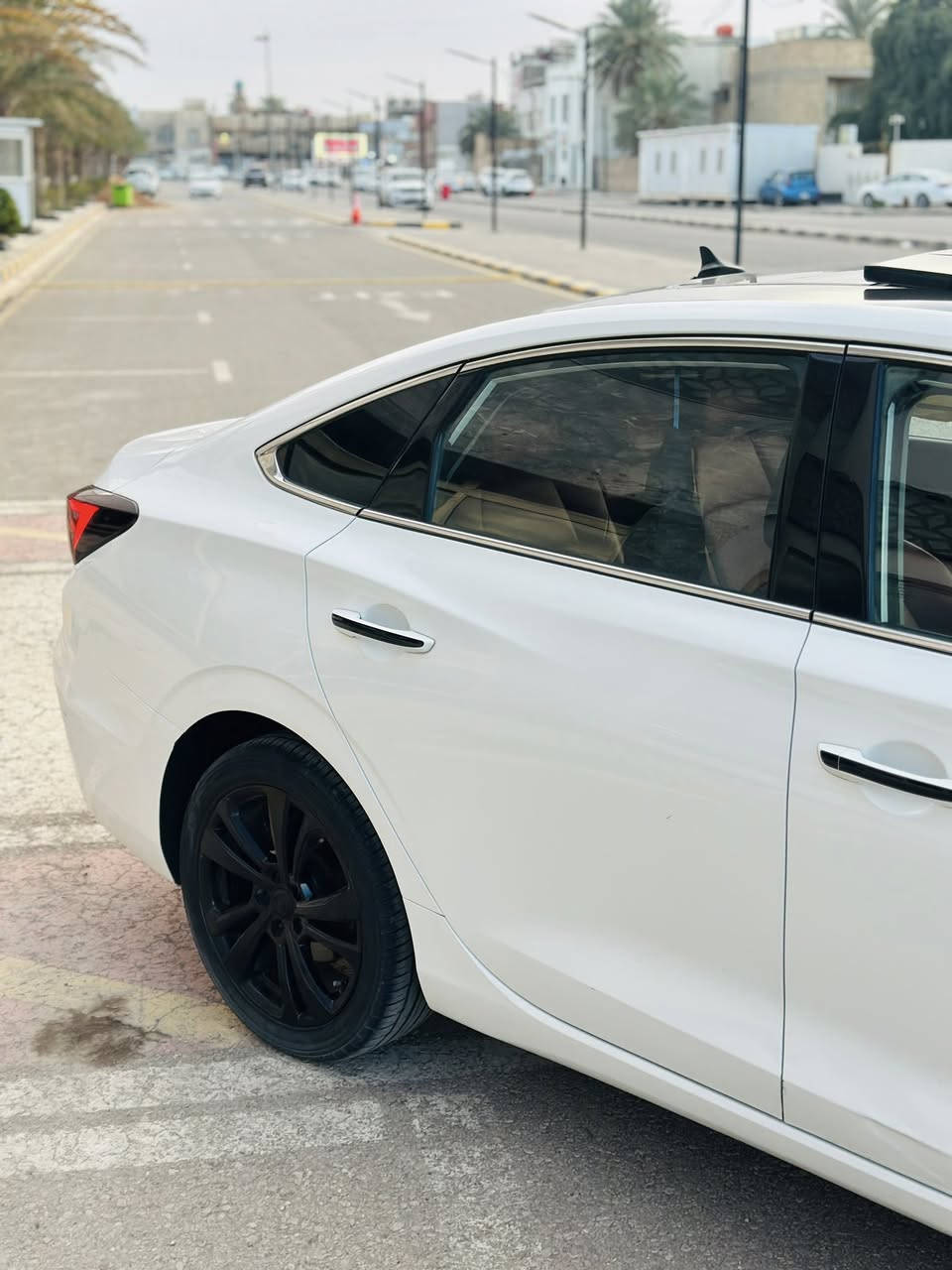 السلام علیکم ورحمة الله
شانجان إيدو بلص للبيع  

موديل : 2021_ ماشیه 90 Km

الفئة:  / Limited (أعلى فئة)

اللون : أبيض

نوع الدفع: أمامي (Front-Wheel Drive)  ￼

نوع المحرك: 4 سلندر

سعة المحرك: 1.4 لتر تيربو يستقبل بنزين عادي ومحسن

-بانوراما 

-دخول وتشغيل ذكي 

-بصمه تشغيل أبواب و صندوق 

ـ کشنات جلد أحمر

-تبرید کشناتـ رادار أمامي خلفي 

-کامرا 360

-تبرید قطعتین 

ـ هند بريك بصمه 

-إضاءة LED أمامية وخلفية حديثة  ￼

ـ شاشه دجتل

-مري شفط كهرباء 

-مجهزة أنظمة أمان متقدمة (كاميرات + مكابح ذكية + مثبت سرعة)

‼️- نظام رفع النافذه والبنوراما بضغطه زر التقفيل 

✅نظام مانع انغلاق المكابح ABS + توزيع الكبح EBD  ￼

✅نظام التحكم في الثبات الإلكتروني ESC  ￼

✅نظام مراقبة ضغط الإطارات TPMS  ￼

✅نظام كبح الطوارئ AEB  ￼

✅تحذير من الاصطدام الأمامي FCW  ￼

سياره بعدها بل ضمان كير مكينه مكفولات 

كفالة عامه من التبديل والصبغ والبارد والحالوب  بيها فقط طخه زغيره بطرف الباب مملعوب بيها

السياره حره بأسمي تريد مداور او وكالة ثاني يوم

السعر : 125$ وبيها مجال 

الاتصال:***********
