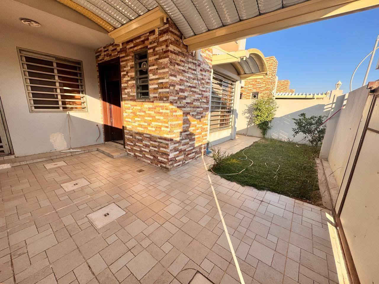 #اعلان 1974
دار في حي الجامعة #طابق ونص #مجمع_مدينتي 
الموقع مميز جدا قريب على المحل و المدرسة و الجامع و حديقة عامه بصفه 
مساحة 200م 
يتكون من استقبال للضيوف و هول و مطبخ و ثلاثة غرف نوم 
و البيت مؤثث و بيه اضافة قمريه للسياره و للشبابيك + كتايب للشبابيك كلها 
مساحة البناء 144م
#الطابق_الثاني غرفة نوم 1
#السعر 13 ونص دفتر
#للاستفسار ***********
