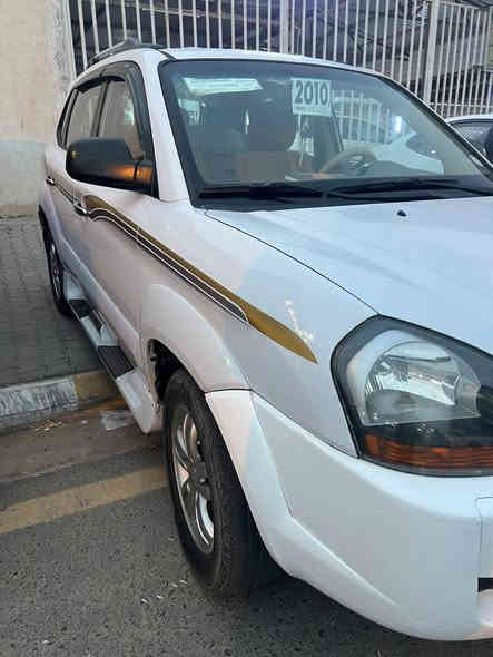 السلام عليكم ورحمة وبركاته 
هونداي توكسان  على وضع الشركه 
توكسان موديل 2010 
كلين كلين  لون ابيض 
داخل حليبي شاشه كبيره +كامره 
صدر امامي خلفي جديد  
محرك وكير شرط شركه 
تخم تاير نضيف 
رقم شمالي سليمانية دولي تحويل مباشر 
السياره مال جناي 
السعر 133 وبيها مجال 
مكان السياره صلاح الدين قضاء بيجي 
رقم الهاتف‏‪***********‬‏
