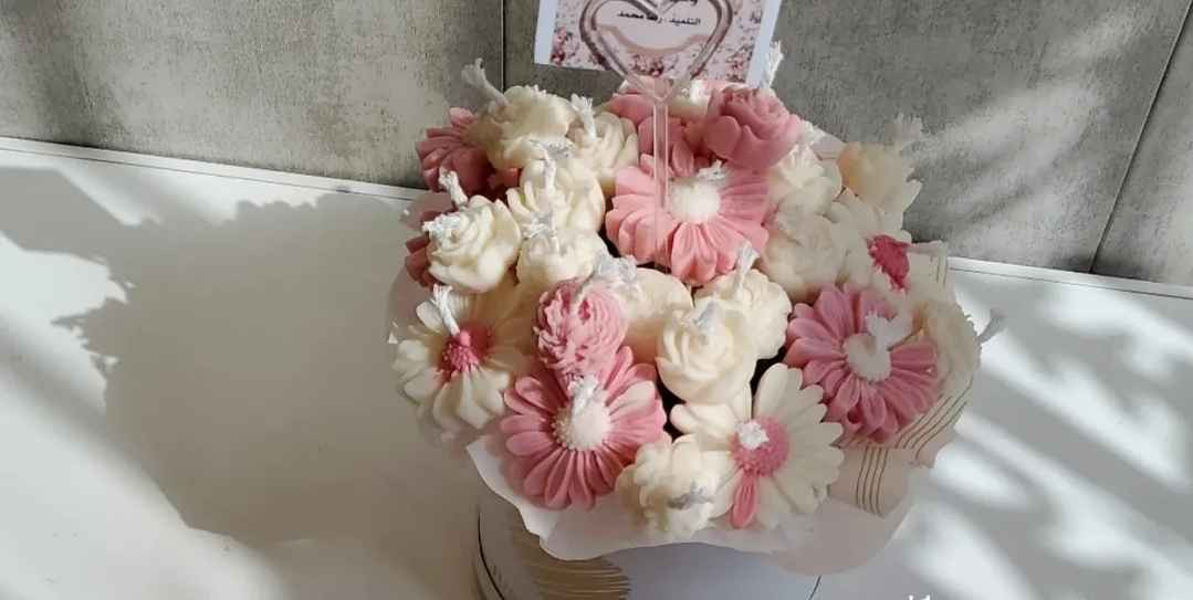 الهدية اللي تجمّل الوجه 🎁✨
​محتارين شنو تهدون بمناسبة قريبة؟
باقاتنا الجديدة من "وهج ريف" تدمج بين فخامة التغليف، وجمال الشموع المصنوعة يدوياً بكل حب. 🌹
​متوفرة بألوان متعددة (الأزرق الملكي، الوردي الرقيق، والبنفسجي الساحر).
​تغليف أنيق باللون الأسود والذهبي أو الأرجواني الفاخر.
​إضافة مثالية لديكور البيت أو المكتب.
​دلعوا أحبابكم بقطعة من الورد اللي ما يذبل.. وريحته تبقى بالمكان. 🕯️💖
​#candle_art #وهج_ريف #هدايا_تخرج #هدايا_ميلاد #عطور #شموع_هاند_ميد الرمادي, الأنبار


**إذا كنت صاحب هذا الإعلان وتريد حذفه لأي سبب، رجاءا أرسل رسالة إلى الدعم الفني**