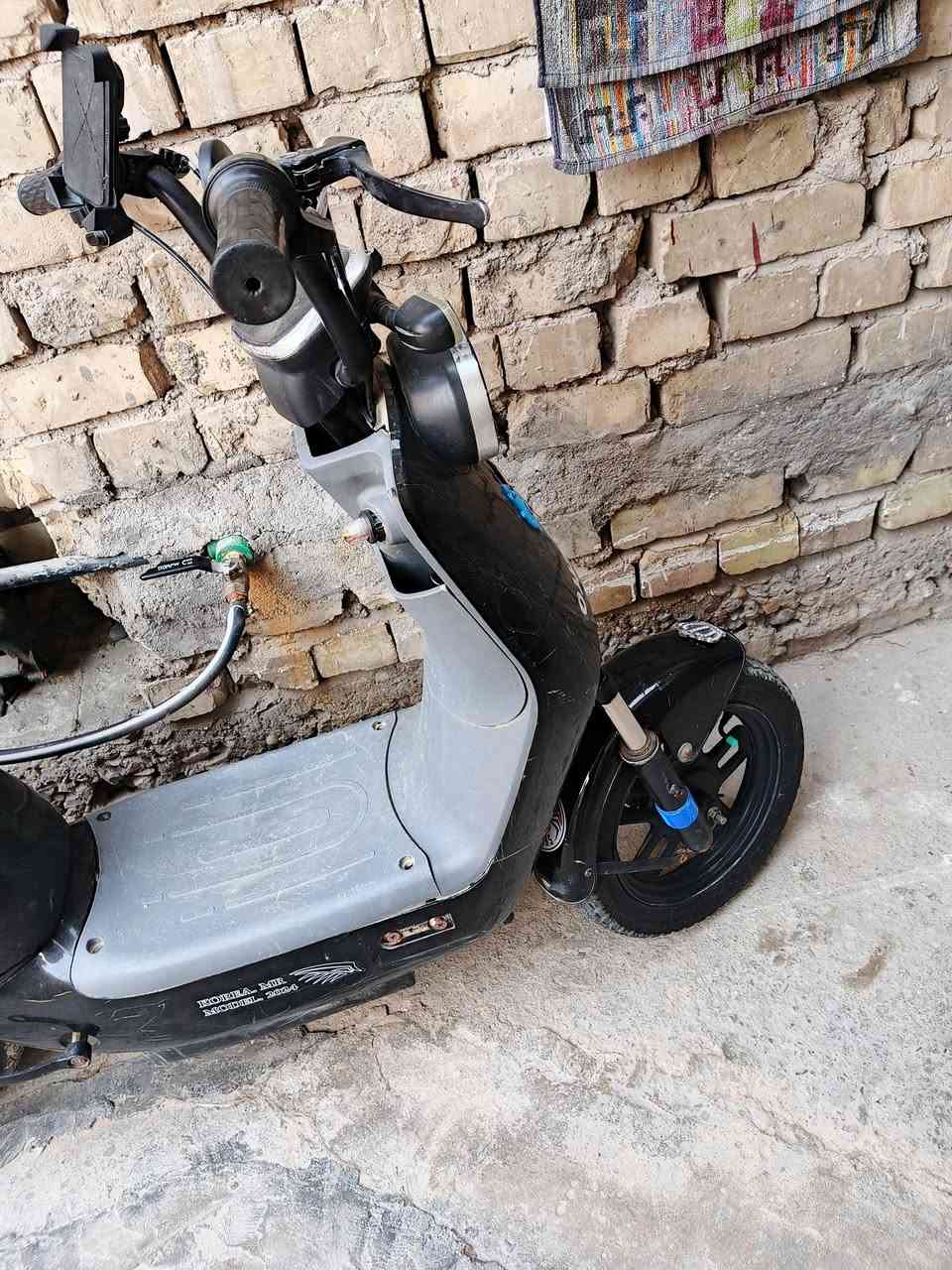 دراجه للبيع شحن 175وبيها مجال نقص شاحنه تشتغل مابيها شي ***********
