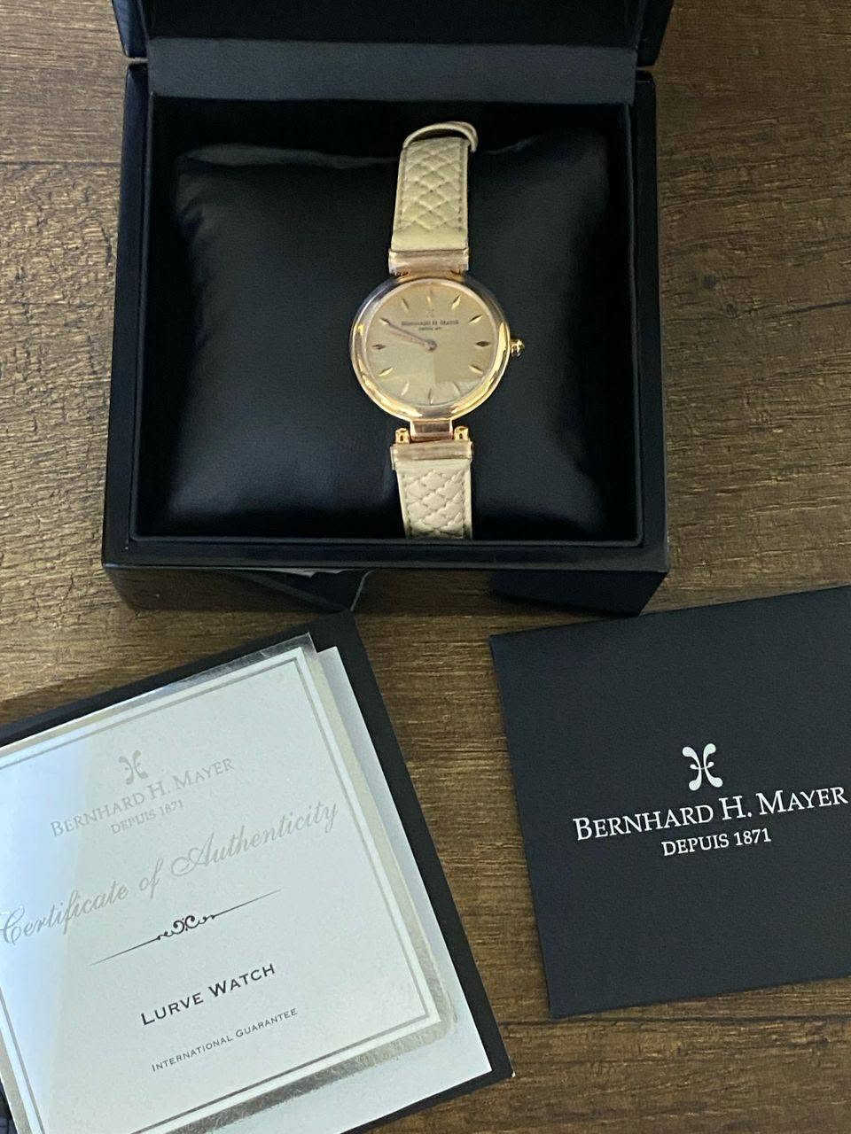 للبيع ساعة نسائية سويسرية أصلية من ماركة Bernhard H. Mayer
- Swiss Made صناعة سويسرية
- موديل BH48W/CW
- جديدة بالكامل ولم تُستخدم نهائياً
- مع العلبة الأصلية والأوراق
- زجاج Sapphire Crystal مقاوم للخدش
- مقاومة للماء 5 ATM
- لون ذهبي وردي مع سوار جلدي أنيق

الساعة بحالة ممتازة جداً وكأنها من الوكالة.

السعر: 1,100,000 دينار عراقي قابل للتفاوض بالمعقول.

للاستفسار أو التواصل يرجى مراسلتي على الخاص.***********
