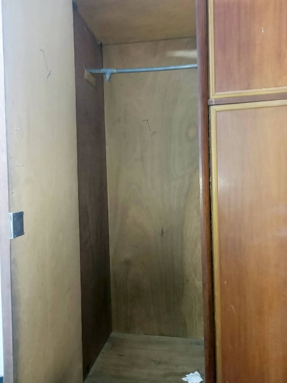 سلام عليكم كنتور صاج قوي ابو الدنك 6 بيبان ملحقات 2 كل خانه بابين و4 جرارات كل ثنين وحد  للبيع سعره 150 نهايته المكان ابو دشير ‏‪***********‬‏
