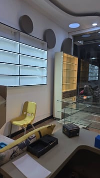 فاترينات  جام + فاترينه عرض مبايلات +رفوف مثل مموضحه بالصور استعمال فق...