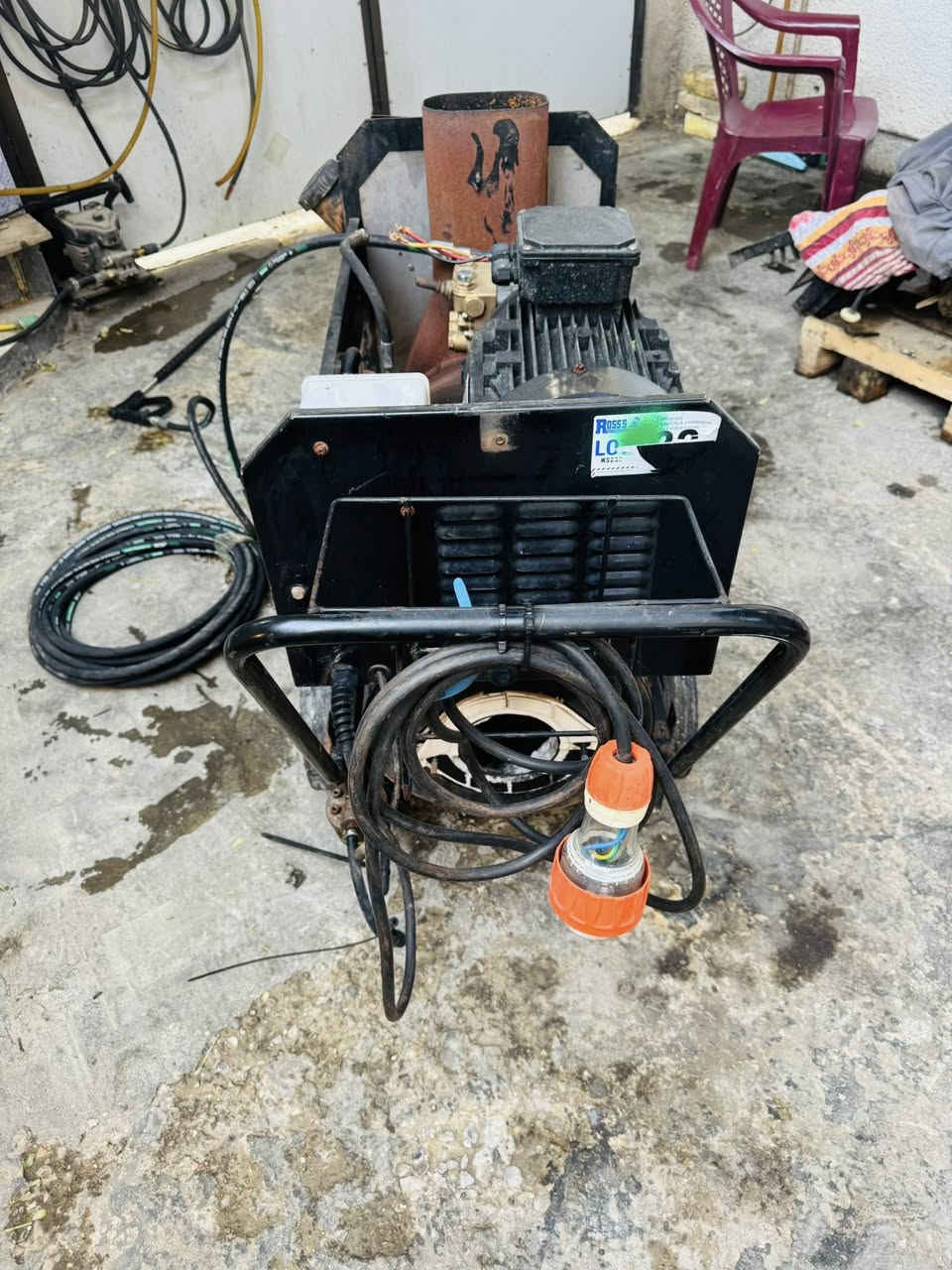 مضخة إيطالية 200 بار ماء حار وبارد مال حاوية 
نظيف جدا ماطور 7 ونص حصان ثري فيز 
صوندة جديدة 15 متر مسدس طويل 
نظيفة جدا شغالة البارد شغال الحار يحتاج بعض إصلاحات مكاني بغداد 
***********
