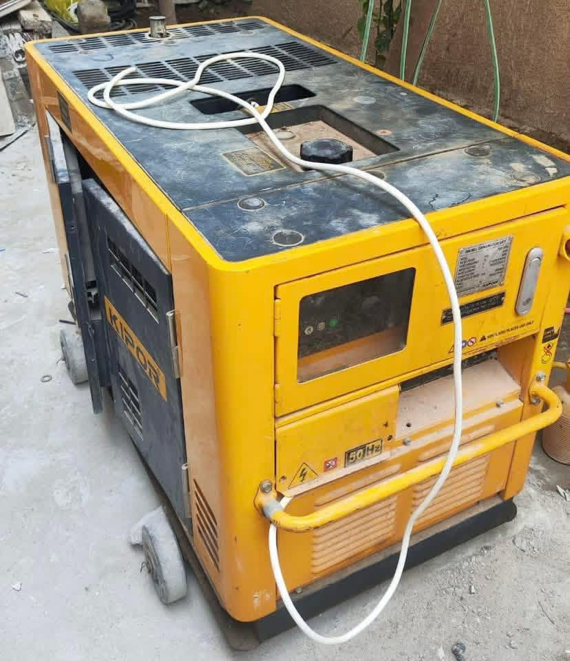 سلام عليكم مولدة للبيع نوع  الماركة Kipor Power  طراز كاتم للصوت مزودة بعجلات لسهولة النقل تعمل بوقود الديزل بستمين تتميز بتشغيل سلف و بصمة ( تشغيل تلقائي ) يوجد فيها لوحة تحكم رقمي لمراقبة الأداء عدد الأمبيرات حوالي ( 40/36) المولدة نضيفة جدا 
السعر 16 ورقة وبيها مجال بسيط الموقع كربلاء 
رقم الهاتف : ***********
