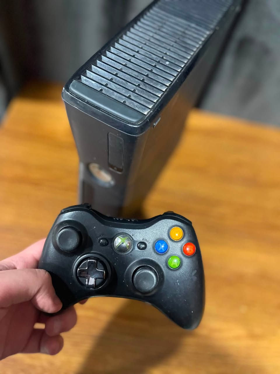 اكس بوكس 360 سلم
ذاكره 250gb
 خير من الله مهكر🎲🎳
ملحقات
يده بلوتوث اصليه🎮
محوله اصليه 
الجهاز شغال ضمان 3 ايام✅
الموقع  موصل ايسر
السعر 115 بي مجال للشراي
 الشراي يتصل او يتدلل
***********
