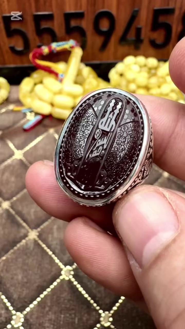 عقيق يماني فاخر من نوع الكرز، بصياغة عارف البحرين بوزن ثقيل. يحمل مخطوط آية الرزق وآية الحسد بخطاط رؤوف، وخلف الحجر مكتوب الصلوات المحمدية. للمهتمين، تواصلوا عبر الرسائل واتساب اظغط عل الرابط 👇👇 https://iwtsp.com/9647755594581


**إذا كنت صاحب هذا الإعلان وتريد حذفه لأي سبب، رجاءا أرسل رسالة إلى الدعم الفني**