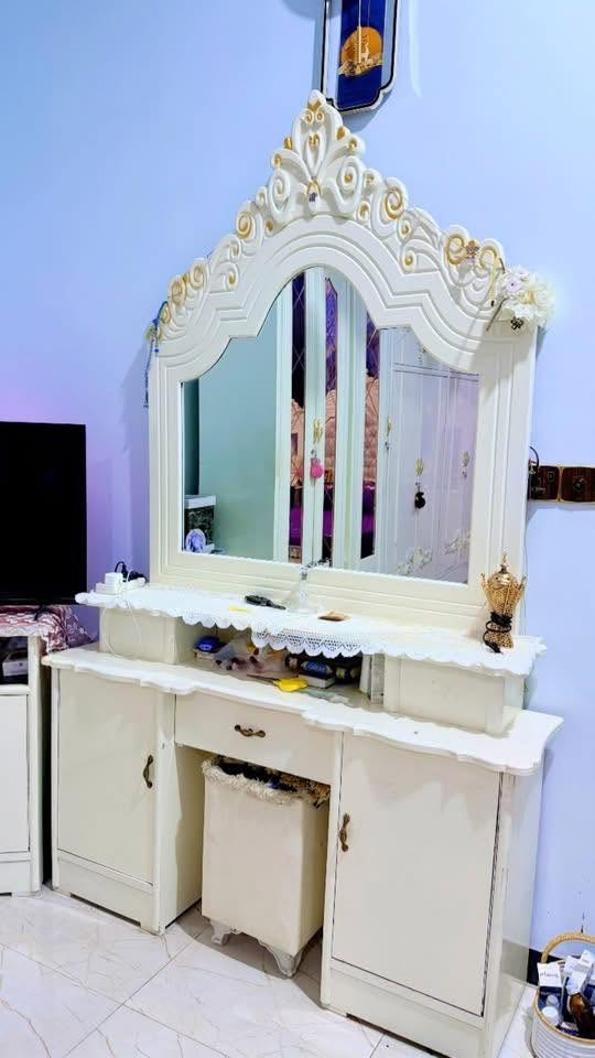 غرفة نوم للبيع😍 نجارة عراقية
مثل ما موضح بالصور غرفة جديدة لون ابيض مستخدمة شي قليل ٦ ابواب ملحق مع زاوية بابين بنفس ارتفاع الكنتور
الشراي يتصل ***********
