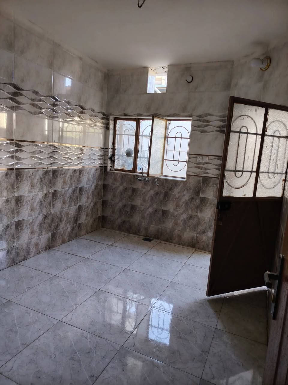 دار للبيع نظيف جدا المساحه 100مترواجهه ٥طابق واحد غرفه نوم وهول ومطبخ وصحيات وكراج وصحيات خارجيه فراغ إستلام مباشر طابو صرف قرب أسماك الشجيري قريب جدا شارع 80 حولي 40 متر
السعر 120 بيهةمجال
مراجعه مكتب الأهرام لعقار والمقالات شارع 60قرب مجمع الضامن الطبي *********** بيه واتساب ***********
