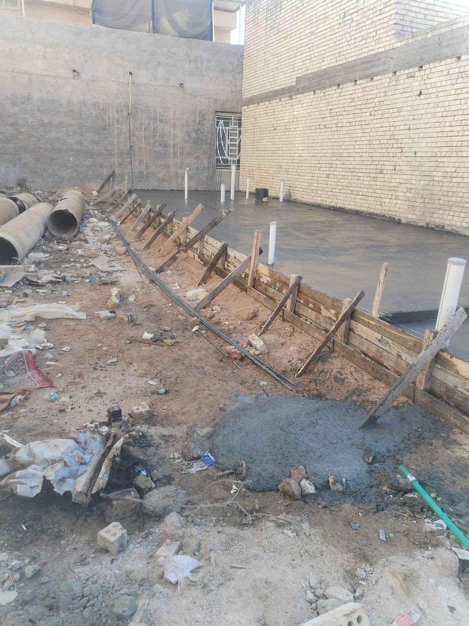 سلام عليكم ورحمة الله وبركاته اخذ مقاولات عامة والبناء في بغداد بناء هيكل عضم ذرعة سقف 170 الف فقط لطابقين ول مفتاح 375 ترميم تفليش تفاصيل الهيكل التي هيه نبدي بل اساس........ تنضيف الارض وفرش الجلمود ول سبيس وحدلها على طبقات وفرش لايلون زراعي ورش نفط اسود وفرش لايلون زراعي ورش كلور بمكافحت الرضه وعمل شبكت مجاري امل الشريف تسليح الساس جسور على كل الخريطه وعمل شبكتين حديد ارتفاع الساس الرفت 40سم صب الساس سي 35 فحص عمل بتلو 15 سم عمل البناء طابوك اصفر قليل الملاح البيان أو السلطان ورمل اخيضر درجه اولى وسمنت ماس..............  عمل رباطات 30 سم لكل جدران البيت وعمل نجارت السقف عمل دكشنات الكهرباء وسبوتلايت عمل انابيب السبالت ول مرازيب الماء عمل تسليح السقف يكون بمواصفات هندسيه عمل جسور مخفيه وا باقي التفاصيل صب السقف يكون سي 35 فحص عمل الطابق الأول نفس مواصفات الطابق الأرضي مع مردات ماء ٢٠ سم عمل البناء البيتونه معه مرد ماء 20 سم معه ستاره   ... موصفات... المواد المستخدمة نوع الشيش يكون اف اف الرمل اخيضر درجه اولى اسمنت ماس نوع الصب المركزي سي 35 فحص. ..... دقه في العمل يكون وقت محدد في العقد. تفاصيل أكثر اتصل على الأرقام...                         *********** بي وتساب.                            *********** فقط وتساب.                          *********** فقط اتصل.   ... بغداد مهندس ابو علي
