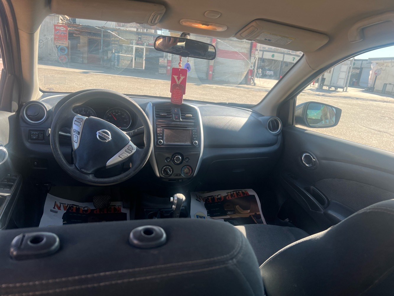 سياره نيسان فيرسا 2016 ورارد امريكي موصفات معروفه محرك كير بدي كله كفاله ما عدى ضربه بالبجم ما واصله للعرضانينه 
السعر 82 ورقه وبيها للشراي 