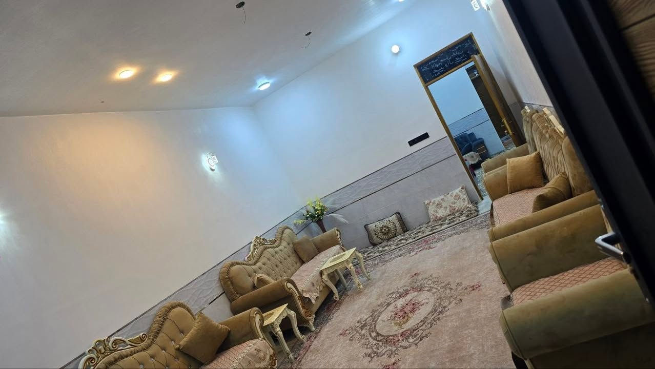 🏡✨ يعلن مكتب الجبوري ✨🏡
📢 بيت للبيع – فرصة مميزة
📐 المساحة: 350 متر
📏 الواجهة: 10.5 م
📏 النزال: 33 م
📍 الموقع:
تقاطع السياحي قرب مطعم تاج محل
🏠 تفاصيل البيت:
🧱 بناء جديد
• غرفة نوم 4×5
• سويت 4×5
• موزع 3×6
• صالة جلوس 4×9
• استقبال 4×7
• مطبخ بارد 3×5
• مطبخ حار 1.75×5
• صحيات داخلية وخارجية
• كراج + حديقة 🌳🚗
📞 للاستفسار:
📱 *********** — علي رائد
📱 *********** — مازن حفظي
📍 عنوان المكتب:
بابل – المدحتية
تقاطع السياحي مجاور عيادة سعد جون
🏢 مكتب الجبوري للعقار
