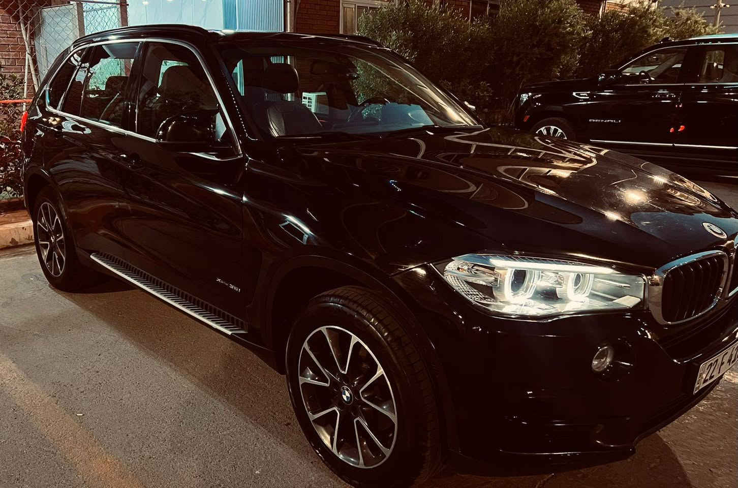BMW X5 2018 –  حسب الرغبه وكالة العروش
للبيع او مراوس
الموقع: بغداد - حي الجامعه
 $السعر: 27500 

⸻

🔹 المواصفات العامة:

* الموديل: BMW X5
* السنة: 2018
* الوكالة: وكالة العروش 
* المحرك: 6 سلندر / V6
* السعة: 3.0 لتر
* القوة: ~ 340 حصان 
* نوع الدفع: دفع رباعي (xDrive)
* ناقل الحركة: أوتوماتيك 8 سرعات
* العداد: 297,000 كم
الكاميرا الخلفية
سقف بانورامي
صندوق كهربائي
التحكم على المنحدرات
كاميرا 360
فتحة السقف
بصمة
شاشة
التحكم التلقائي في درجة الحرارة
نظام بدء التشغيل
نظام فرملة الطوارئ
8 وسادة هوائية
المصابيح الأمامية ليد
مصابيح الليزر الأمامية
قفل مركزي للأبواب
مانع الانزلاق
عرض المعلومات على الزجاج الامامي
تدفئة مقود القيادة
لوحة قيادة رقمية
إنارة محيطية
التشغيل عن بعد
ABS
Drive
رادار
ستائر خلفية
كشافات ضباب
إضاءة ترحيب
إغلاق الأبواب الناعم
منقي هواء
التحكم الإلكتروني في الثبات
الضوء العالي التلقائي
المصابيح الأمامية التكيفية

‎🔹 الحالة:

* السيارة بحالة ممتازة
* صيانة دورية
* محافظة بشكل جيد (استخدام شخصي)
* كلين تاتيل بغداد, العراق


**إذا كنت صاحب هذا الإعلان وتريد حذفه لأي سبب، رجاءا أرسل رسالة إلى الدعم الفني**