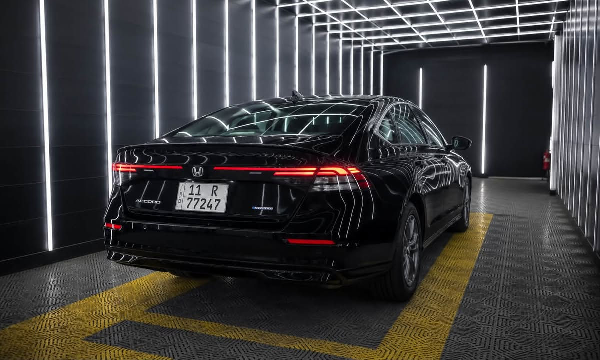 🚘 للبيع فقط | هوندا أكورد EX-L هايبرد موديل 2024
اللون: أسود

الوارد: أمريكي

رقم: بغداد  (هزة جديدة2026)

عداد الكيلومترات : 34,000 كم

مكاني بغداد

✅سيارة نظيفة جدًا، استخدام شخصي، بحالة ممتازة من الداخل والخارج، اقتصادية جدًا في استهلاك الوقود، سيارة جاهزة بالكامل.

▪️المواصفات

🔹 محرك هايبرد اقتصادي بقوة 204 حصان

🔹 ناقل حركة إلكتروني e-CVT

🔹 فتحة سقف كهربائية (Sunroof)

🔹 مقاعد جلد 

🔹 المقاعد الأمامية كهربائية بالكامل

🔹 ذاكرة لحفظ وضعية مقعد السائق (Memory Seat) لعدد مستخدمين (2)

🔹 خاصية دعم الفقرات القطنية (Lumbar Support) لمقعد السائق كهربائيًا

🔹 فتحات تكييف للمقاعد الخلفية

🔹 شاشة معلومات وترفيه قياس 12.3 إنج

🔹 Apple CarPlay لاسلكي (Wireless)

🔹 Android Auto
🔹 شاشة عدادات رقمية تفاعلية بالكامل

🔹 تشغيل السيارة بالبصمة (Smart Entry & Push Start)

🔹 تشغيل السيارة عن بُعد (Remote Engine Start)

🔹 كاميرا خلفية متعددة الزوايا

🔹 حساسات اصطفاف أمامية وخلفية (Parking Sensors)

🔹 نظام مراقبة النقطة العمياء (Blind Spot Monitoring)

🔹 نظام التنبيه عند مرور المركبات أثناء الرجوع للخلف (Rear Cross Traffic Alert)

🔹 مثبت سرعة راداري متكيف (Adaptive Cruise Control)

🔹 نظام المحافظة على المسار (Lane Keeping Assist)

🔹 نظام التحذير من مغادرة المسار (Lane Departure Warning)

🔹 نظام الكبح التلقائي لتجنب الاصطدام (Collision Mitigation Braking System)

🔹 نظام التخفيف من مغادرة الطريق (Road Departure Mitigation)

🔹 نظام قراءة إشارات المرور (Traffic Sign Recognition)

🔹 إضاءة LED بالكامل مع نظام الإضاءة العالية التلقائية (Auto High Beam)

🔹 ويل ألمنيوم اصلي قياس 17 إنج 

▪️معلومات السيارة

🔸 رقم الشاصي (VIN):

1HGCY2F69RA047517

تگدر تشوف صور الحادث

https://bid.cars/en/lot/0-42926833/2024-Honda-Accord-1HGCY2F69RA047517

🔍 تقرير الفحص (السونار) : 

* تبديل و صبغ غطاء المحرك (البنيد) بقطعة اصلية فافون وليست حديد.

* تبديل وصبغ الچاملغ الأمامي الايسر

* تصليح PDR بسيط بالچاملغ الخلفي الايسر مع تكحيل( بسبب ضربةبسيطة هنا ببغداد.

* تعديل بارد سحب بذراع اللغد الايسر

* بقية الهيكل بحالة جيدة والسيارة جاهزة تماما.

📞 للسعر والاستفسار على الرقم وللجادين بالشراء فقط 

***********
