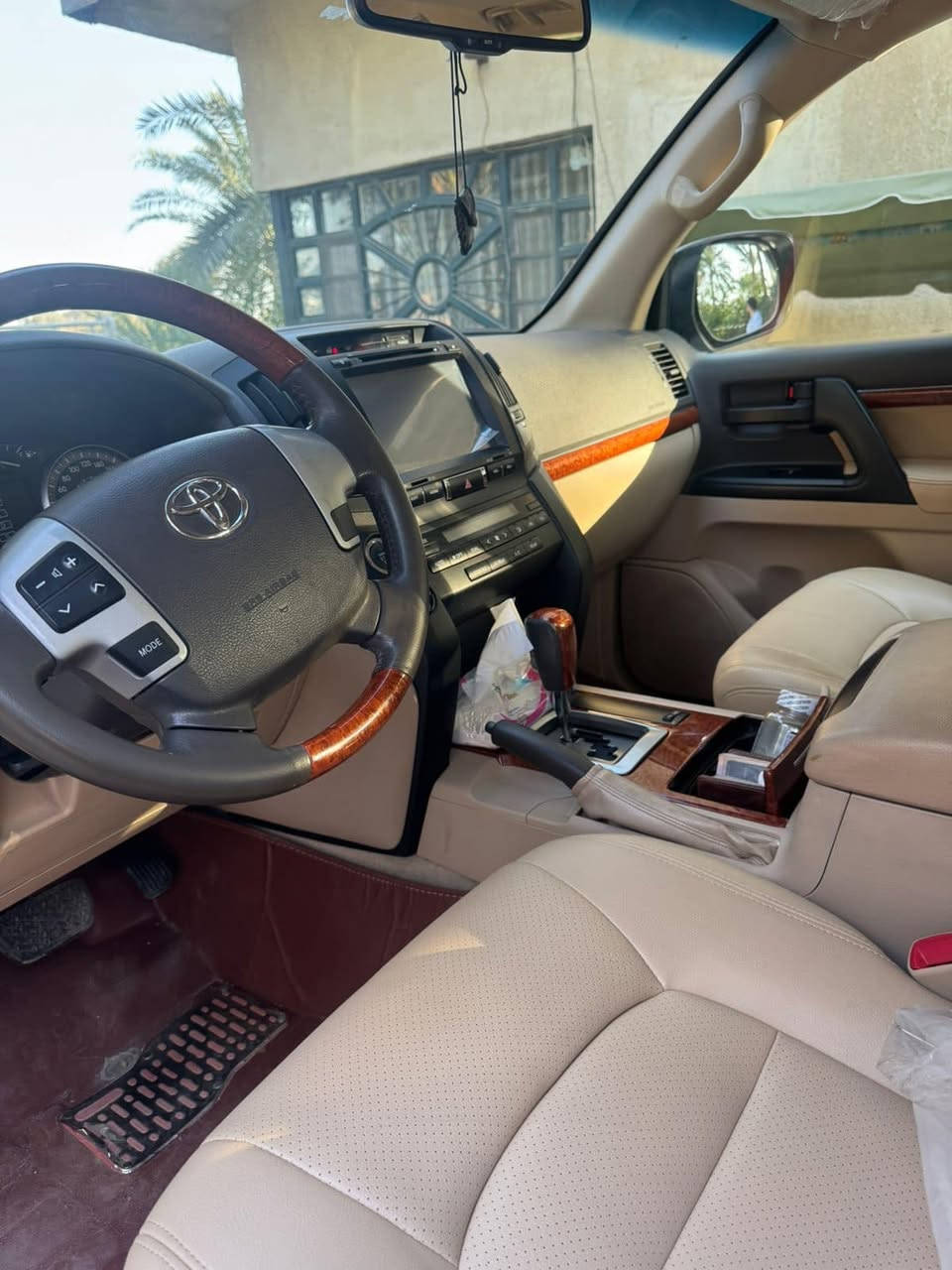 السلام عليكم ورحمة الله لاندكروز 2013 جديدة بوضع الشركة ماشية ٥٦ الف حقيقي سيارة جديدة بمعنى الكلمة السعر المطلوب 41$ الف دولار مكاني تكريت 
رقم الهاتف ***********
