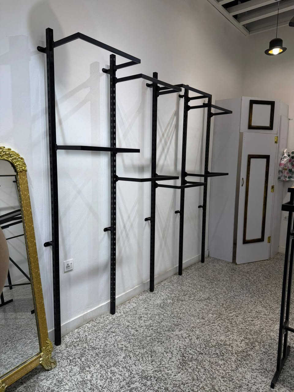 السلام عليكم ديكور كامل للبيع يشمل استاندات ورفوف طياري +رفوف مري +ميز +ستاند وسط العنوان زيونة شارع الربيعي للاستفسار الاتصال على رقم *********** وبالعافية على الي يصير من نصيبة
