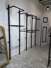 ديكور كامل للبيع يشمل استاندات ورفوف طياري +رفوف مري +ميز +ستاند وسط ا...