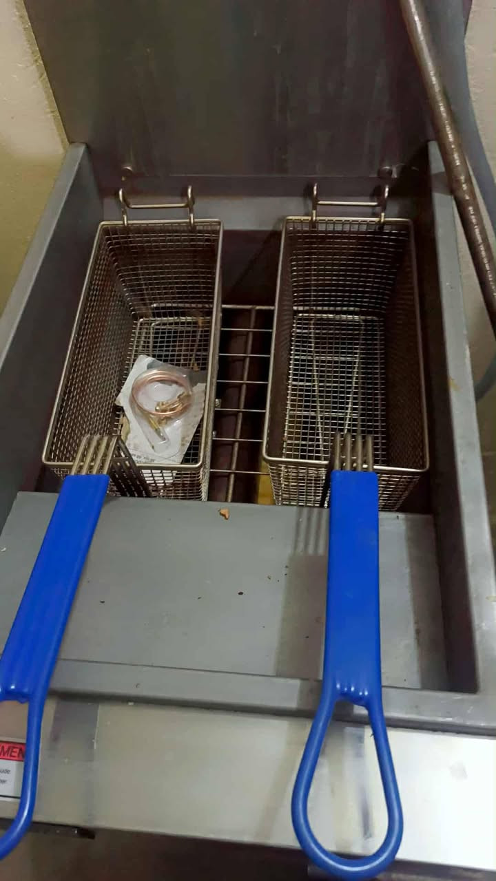 السلام عليكم 

غراض للبيع نظيفات جدا 

جدر كنتاكي
قلايه فنكر
عجانه سوريه 

***********
***********
